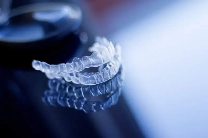 Czy można pić w nakładkach Invisalign?
